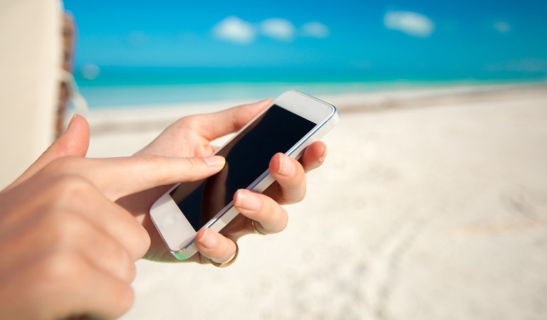 Usando o celular em praia de Punta Cana