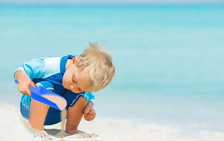 Criança brincando na praia de Punta Cana