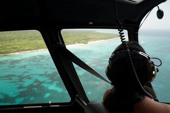 Turista em passeio de helicóptero por Punta Cana